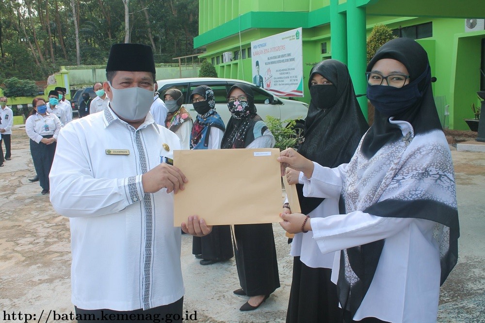Kakankemenag Batam Serahkan 8 SK Mutasi