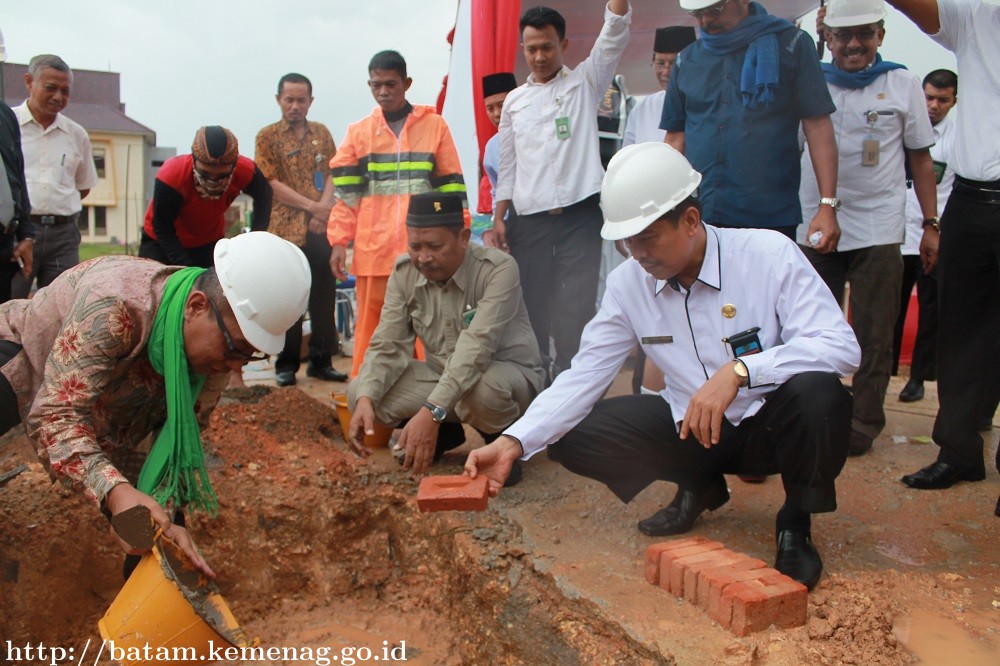 Hujan Deras Tidak Menyurutkan Niat Gubernur Kepri, Direktur KSKK Melakukan Peletakan Batu Pertama Pembangunan Laboratorium Terpadu dan Perpustakaan di