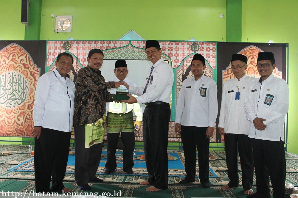 Kemenag Batam Serahkan Cenderamata