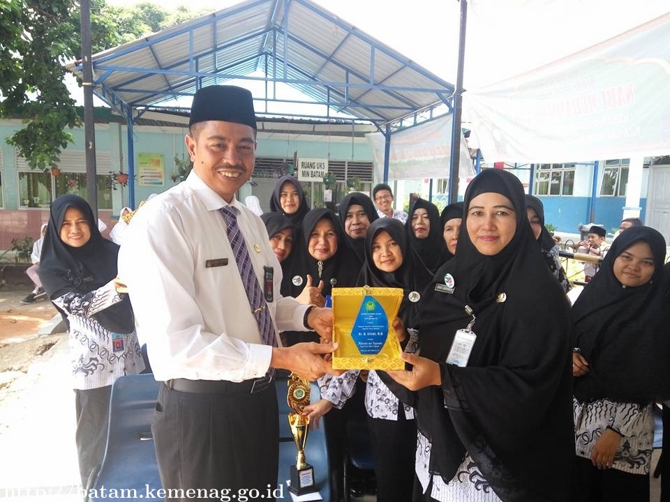 Sempena Hari Guru Nasional Ke 73 MIN 1 Batam Serahkan Penghargaan
