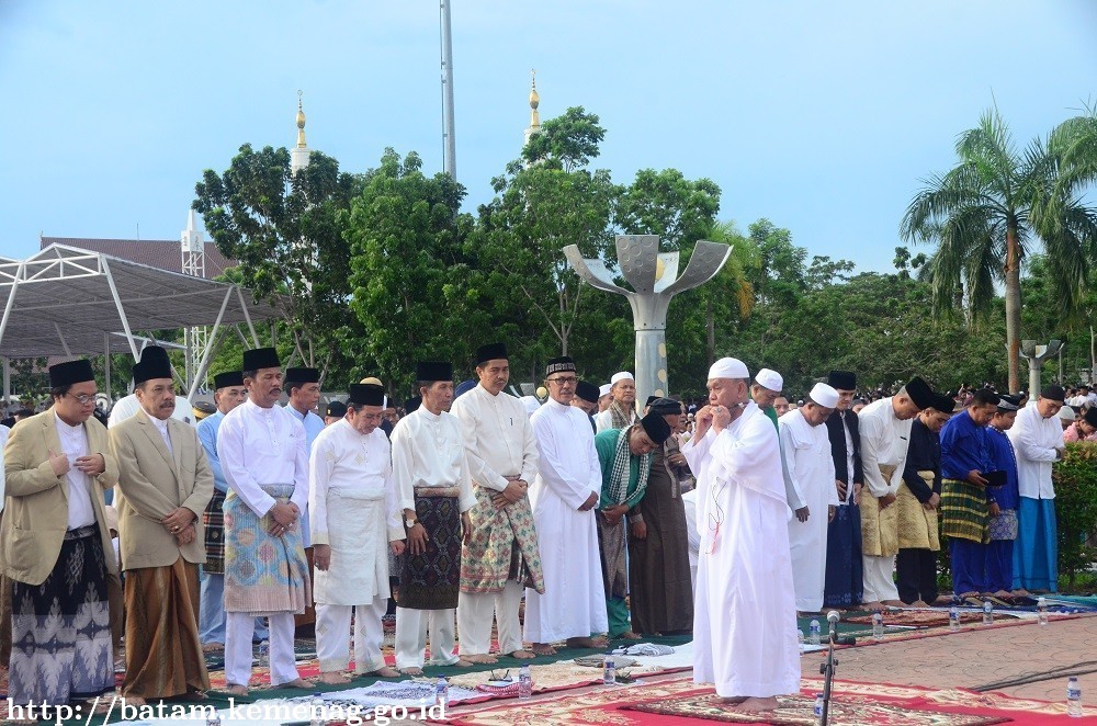 Kakankemenag Batam Erizal Abdullah Shalat Hari Raya Idul Fitri 1 Syawal 1439 Hijriah di Dataran Alun-Alun Engku Putri Batam Centre