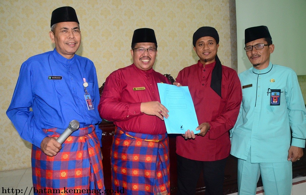 Zulkarnain Umar Serahkan 104 SK Penyuluh Agama Islam Non PNS Tahun 2020