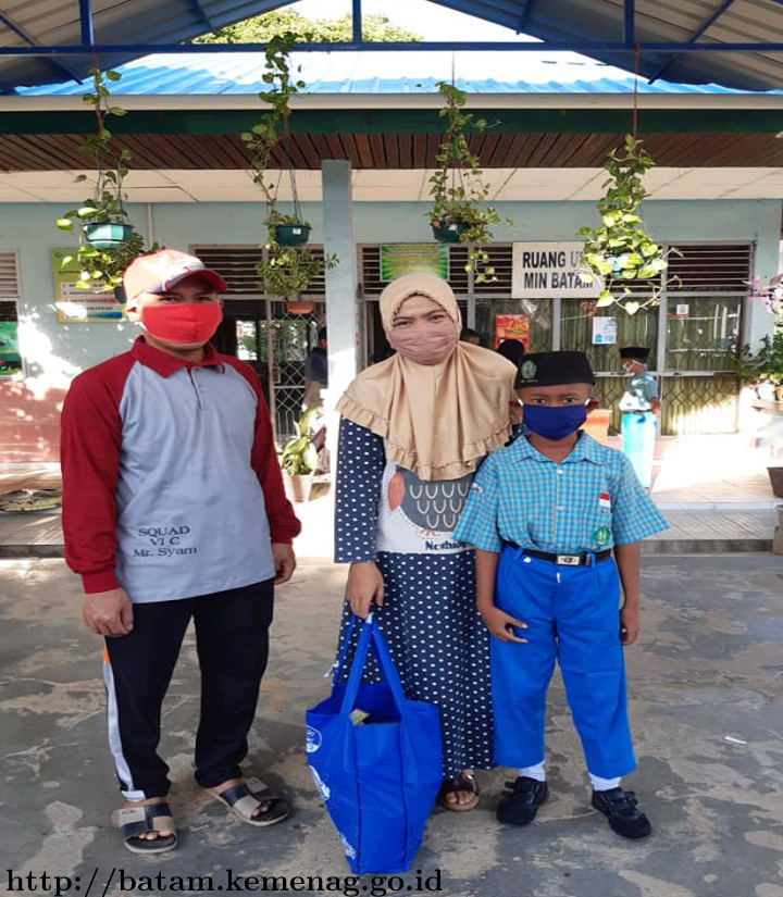 MIN 1 Batam Berbagi Sembako Ditengah Pandemi Covid 19