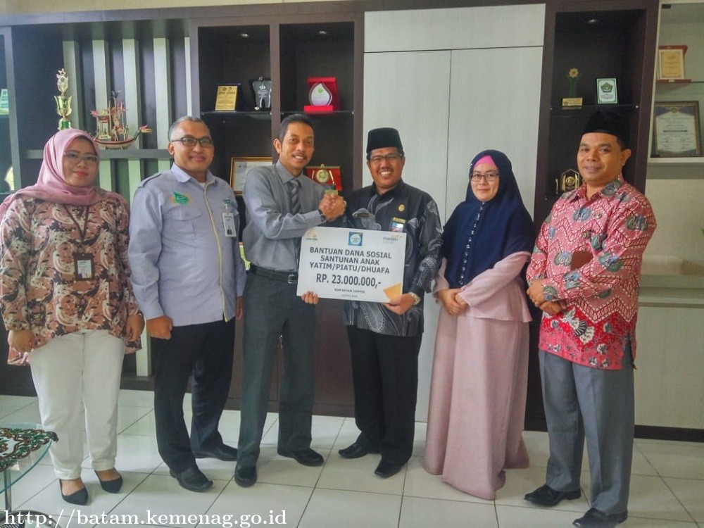 Ismul Fakhri Lubis Serahkan Bantuan Dana Sosial Sebesar Rp: 23.000.000