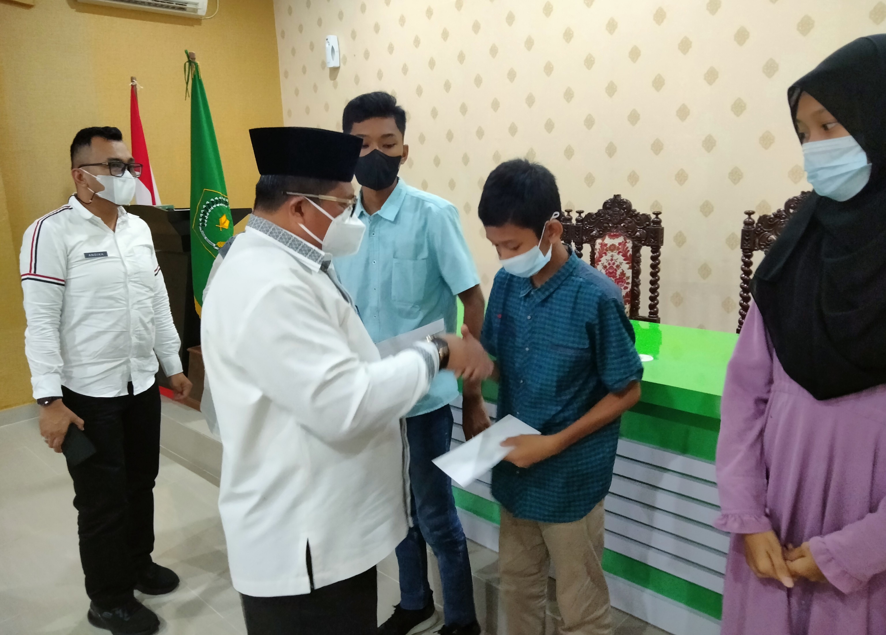 Kemenag Batam Salurkan Santunan Anak Yatim