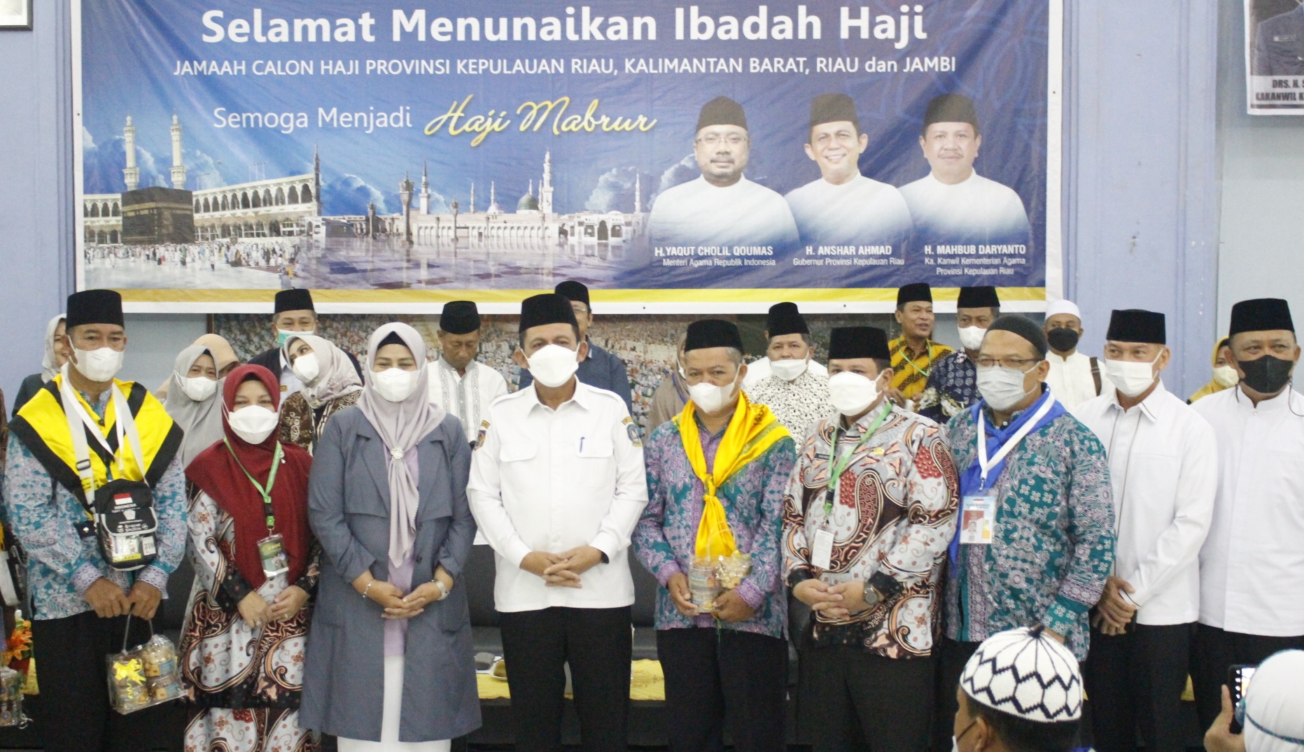 Gubernur Kepulauan Riau Lepas 449 JCH Embarkasi Batam Kloter Pertama