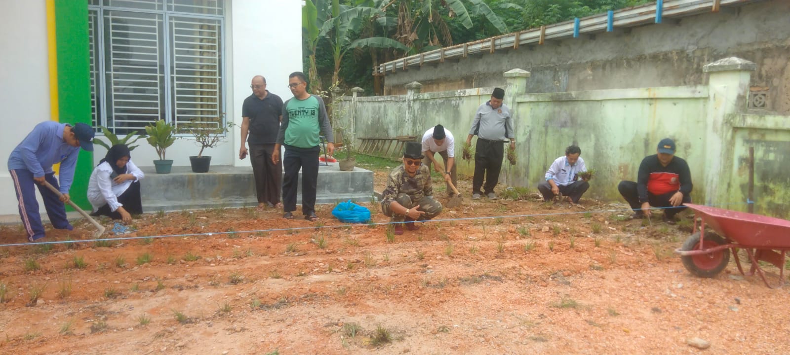 Penyuluh Non PNS Kecamatan Lubuk Baja Gotong Royong Sekaligus Penanaman Rumput Gajah