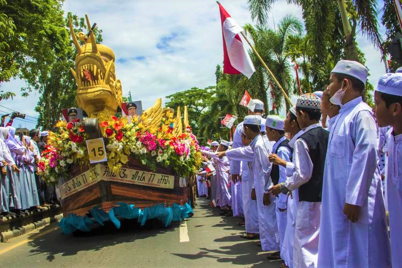 Puluhan Ribu Masyarakat Kalimantan Selatan Tumpah Ruah Menyaksikan Kegiatan Pawai Taaruf