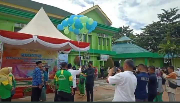 Kakanwil Buka Porseni Madrasah di Tandai Pelepasan Balon ke Udara