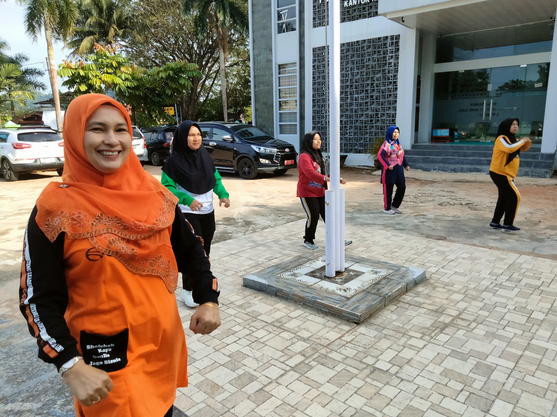 Jaga Kebugaran Tubuh, Pegawai Kantor Kemenag Kota Batam Rutin Senam Pagi Setiap Hari Jumat