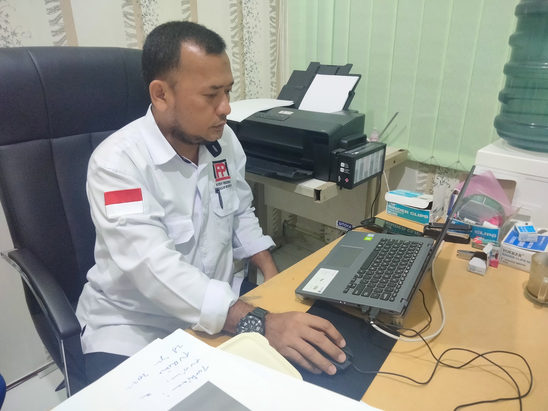 Pokja Lakukan Verifikasi Pengadaan Jaket Almamater Mahasiswa UIN SUSKA Riau Melalui Zoom Meeting