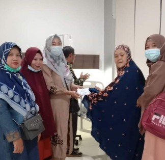 Komite Kelas 3D MIN 1 Batam Jenguk Wali Siswa Yang Sakit