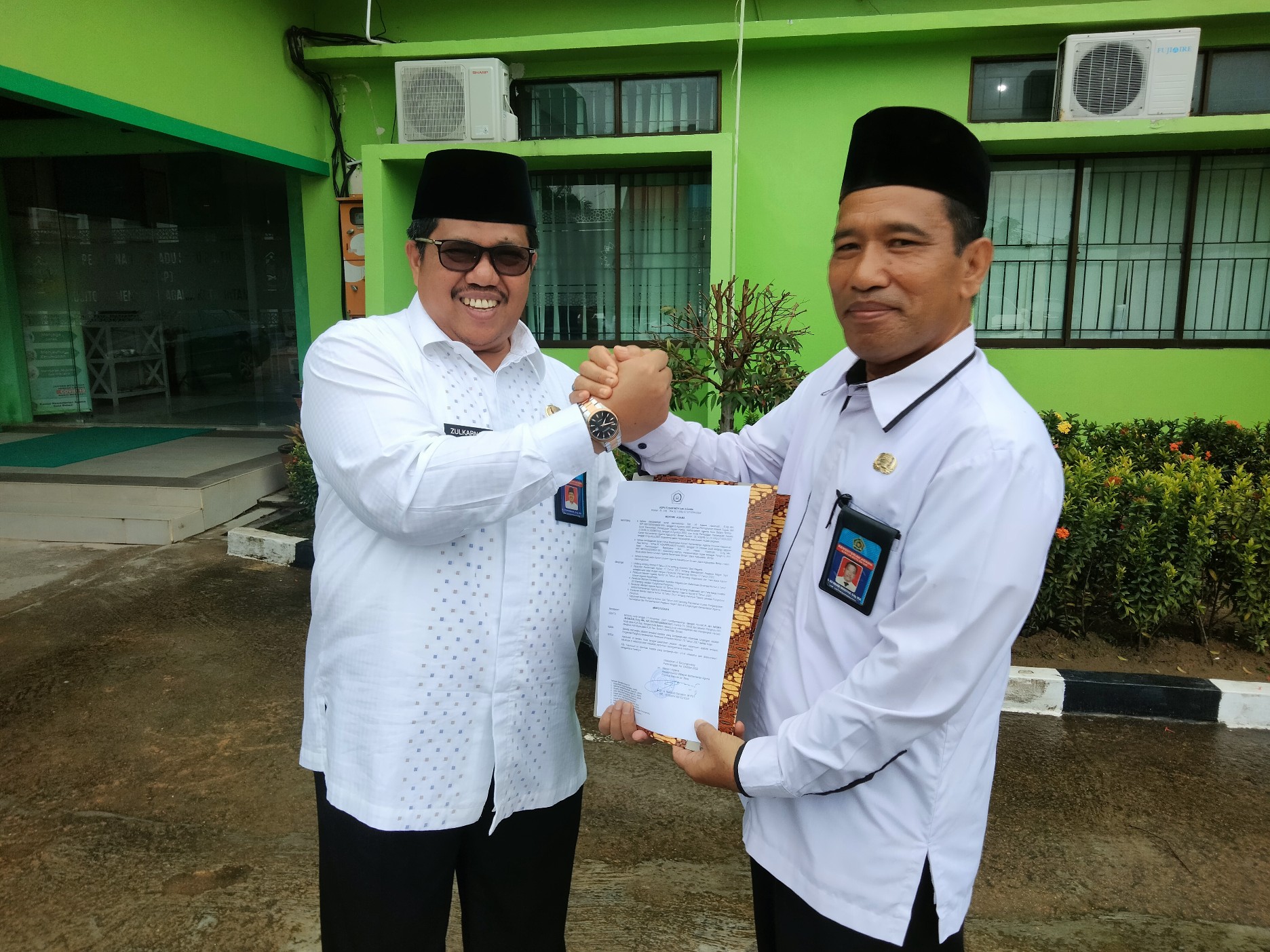 Kakankemenag Batam Serahkan SK Mutasi Pegawainya
