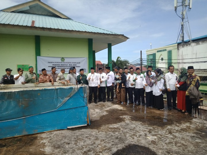 Panen Perdana Budidaya Ikan Lele Penerima Manfaat Program  Pemberdayaan Ekonomi Umat KUA Batam Kota Tahun 2022