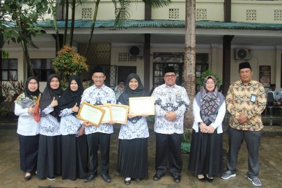 Kepala Kemenag Kota Batam Serahkan Penghargaan Guru Berprestasi MAN Batam 2022