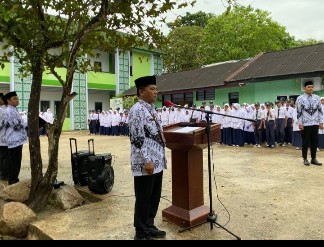 MTsN2 Batam Gelar Upacara Hari Guru Nasional 2022