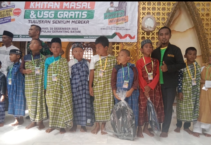 Ust. Rustam Dampingi Anak Mongkol Sunnatan Massal