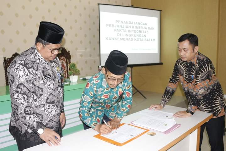 Pejabat Kemenag Batam Lakukan Penandatanganan Pakta Integritas dan Perjanjian Kinerja