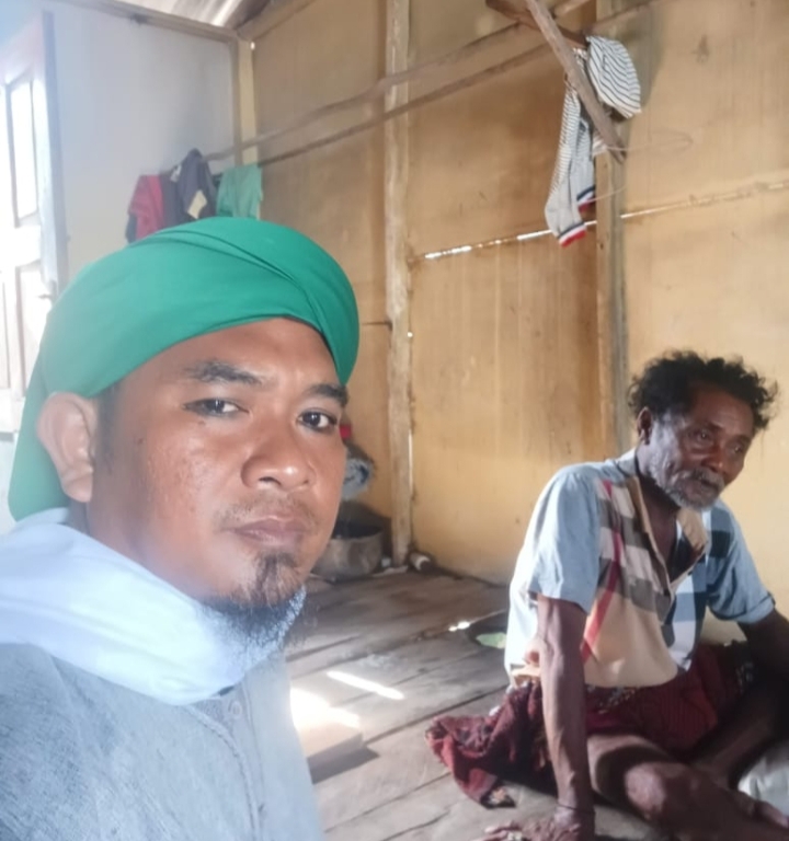 Jenguk Warga Pulau Gara Sakit, Ust. Syamsuddin Doakan dan Beri Nasehat Agar Bersabar