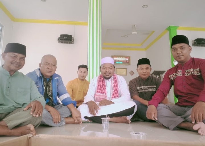 Usai Sholat Jumat, Ust. Subur. Bersilaturahmi Dengan Mualaf Suku Laut Tiangwangkang