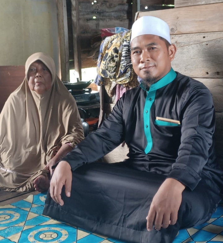 Kunjungi Nenek Tertua Kedua Suku Laut, Ust. Syamsuddin Berikan Bantuan dan Nasehat Agar Istiqomah