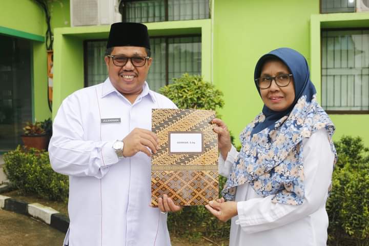 Serahkan SK Purnabakti, Zulkarnain: Terima Kasih Untuk Semua Dedikasinya