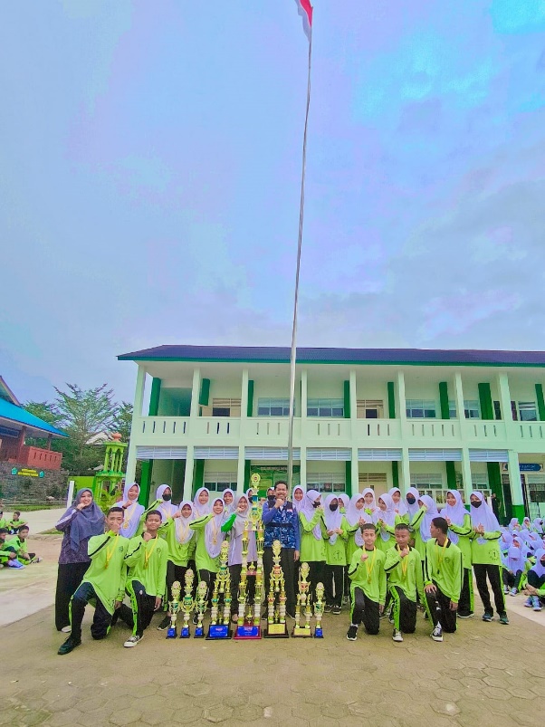 MTs Negeri 1 Batam Raih Juara Umum Even BOSMABA 2023
