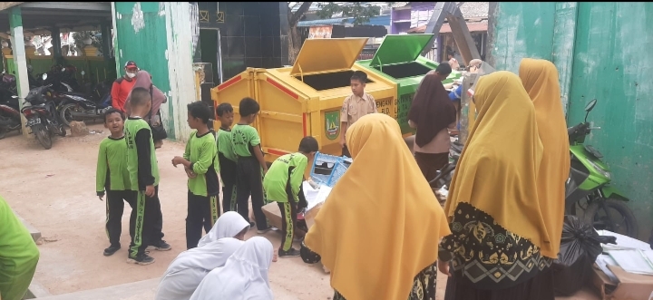 MIN 2 Batam Adakan Program Bank Sampah