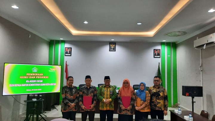 Kepala Kantor Kementerian Agama Kota Batam Memberikan Pembinaan kepada Guru dan Pegawai MTs Negeri 1 Batam