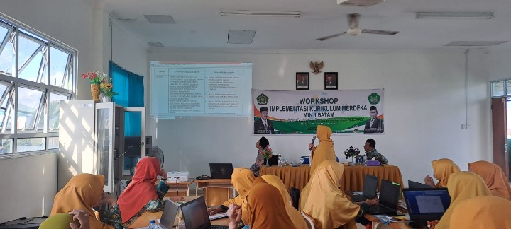 Hari Kedua Workshop IKM, Guru MIN 1 Batam Presentasi Hasil Kerja Kelompok