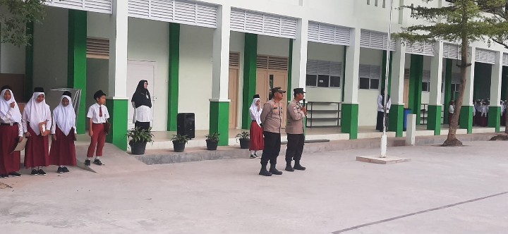 Polsek Sagulung : Pembina Upacara Bendera MIN 2 Batam
