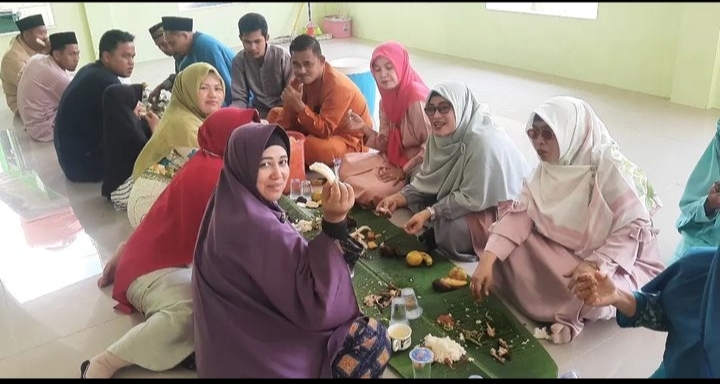 Ciptakan Suasana Keakraban, MIN 2 Batam Makan Bersama Beralas Daun Pisang