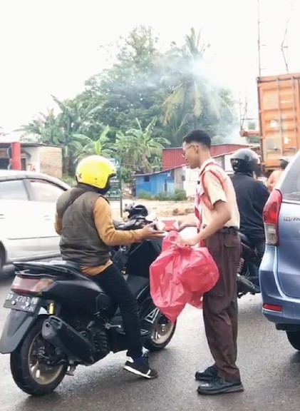 Ramadhan 2023, Pramuka MTs Negeri 1 Batam Berbagi Takjil