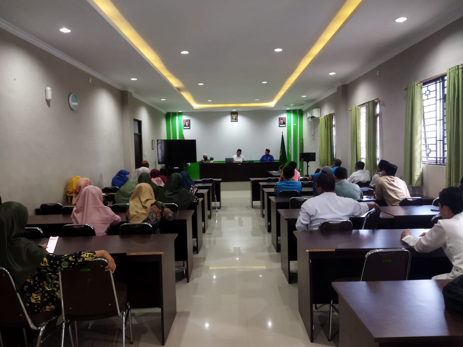 Pendidik dan Tenaga Kependidikan MTs Negeri 1 Batam Mengikuti Tholabul 'ilmi' bersama Ust. Junaedi