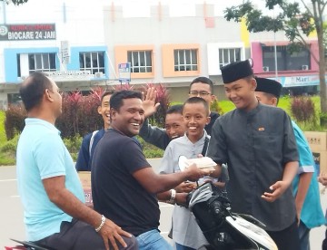 Siswa Kelas 8C Ngebuburit Bagi Bagi Takjil