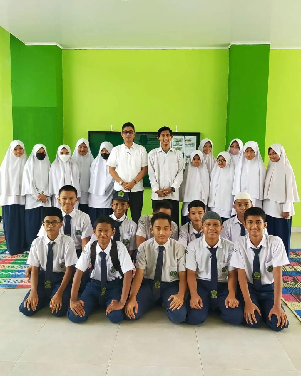 Amaliyah Ramadhan, OSIM MTs USB Filial MTs N 1 Batam Berbagi Takjil dan Pemberian Santunan