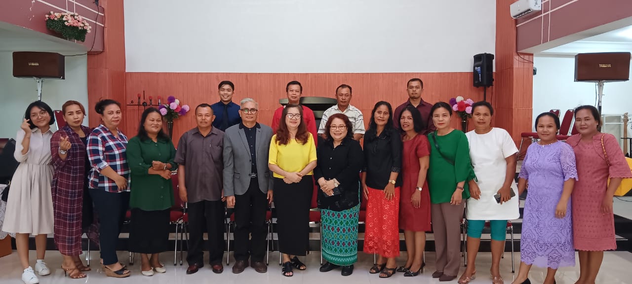 Kepala Seksi Urusan Agama Kristen Esther Sri Liasna, S.Si. Memberikan pembinaan dan pengarahan kepada pengelola rumah ibadah GPdI (Gereja Pantekosta di Indonesia) Bukit Sion.