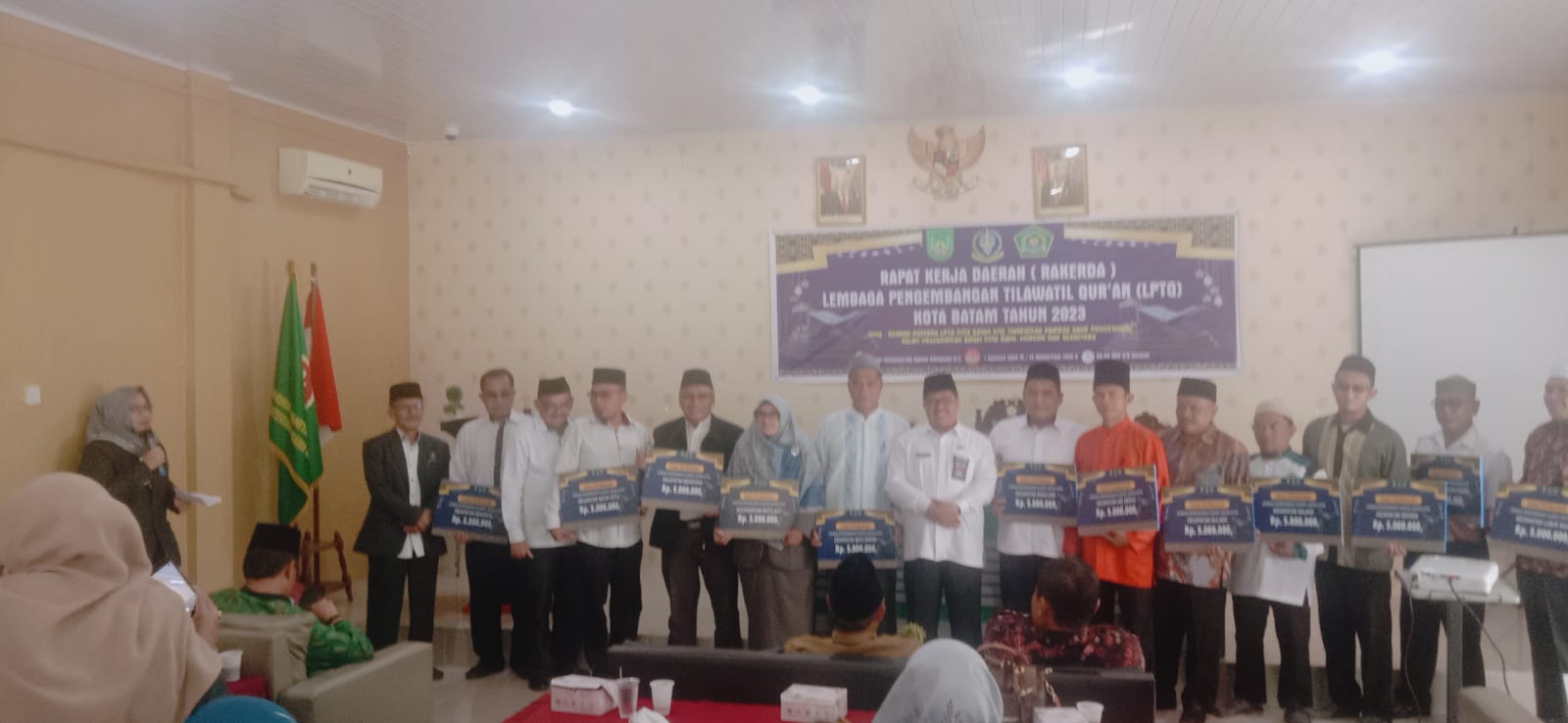 Kepala Kantor Kementerian Agama Kota Batam Dr. H. Zulkarnain, S.Ag., M.H. Selaku Ketua III membuka Rapat Kerja Daerah Lembaga Pengembangan Tilawatil Quran (LPTQ) Kota Batam 