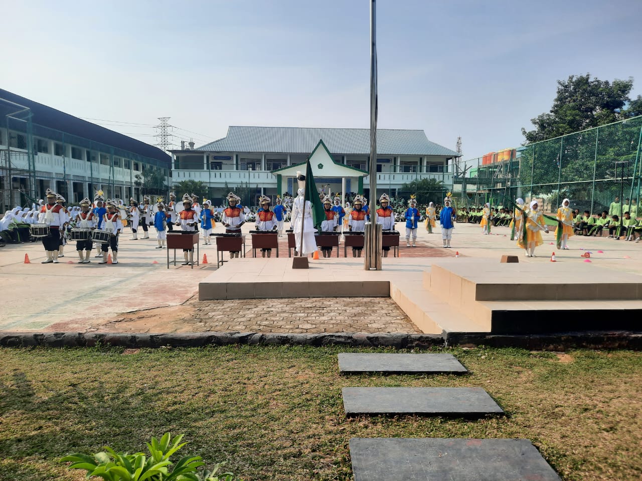 Pengukuhan Gema Syiar Vanguard Marching Band oleh Kepala Madrasah,
