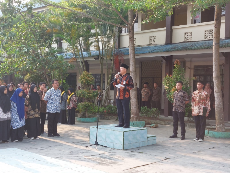 Ketua Komite Sebagai Pembina Upacara Bendera di MAN Batam