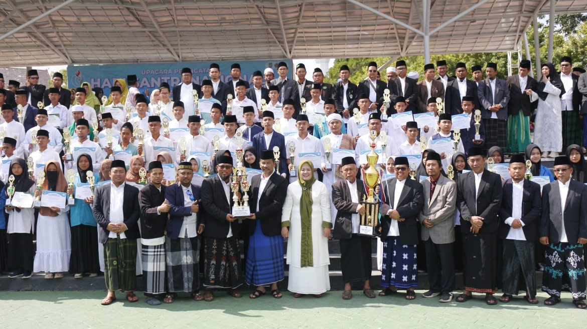 10.000 Santri Penuhi Dataran Engku Putri pada Peringatan HSN Tingkat Kota Batam 2023 23-10-2023 10:13:53