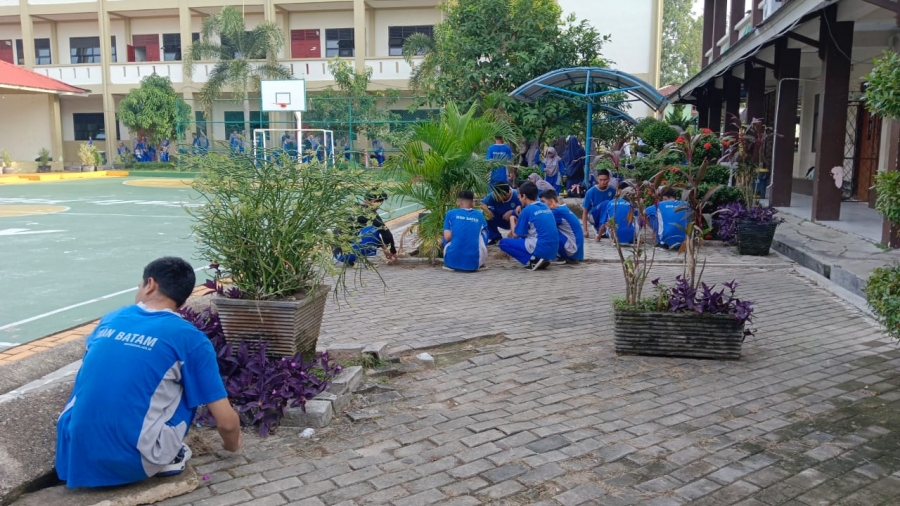 Sukseskan Program Sekolah Adiwiyata Man Batam Lakukan Gotong Royong Bersama