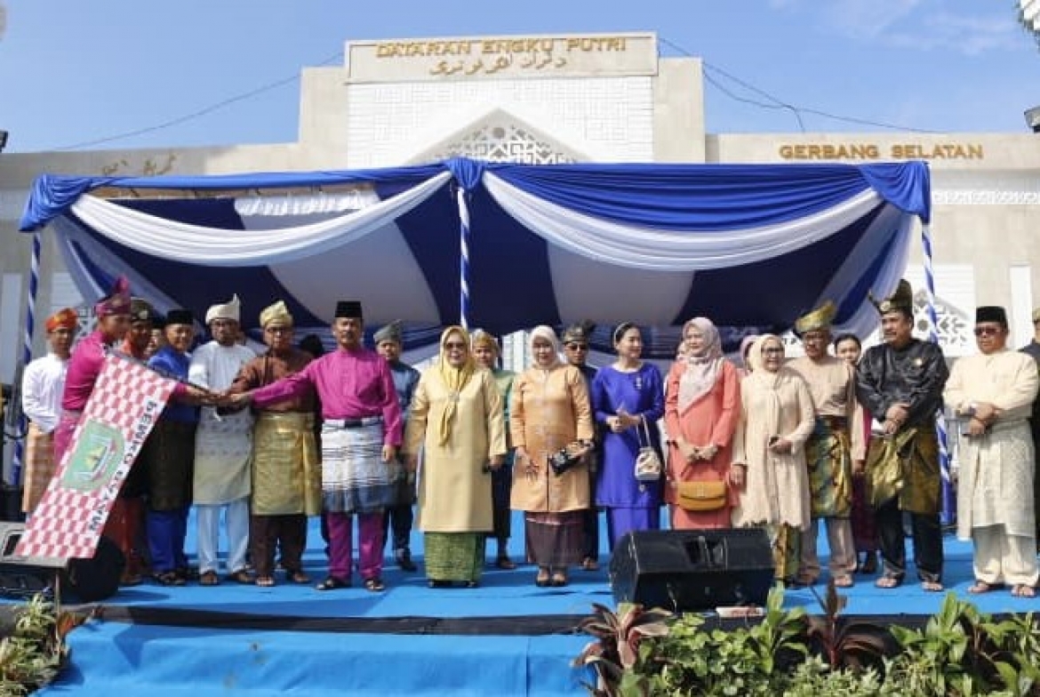 Tumpah Ruah, Masyarakat Batam Saksikan Pawai Budaya Sempena HJB Ke- 194