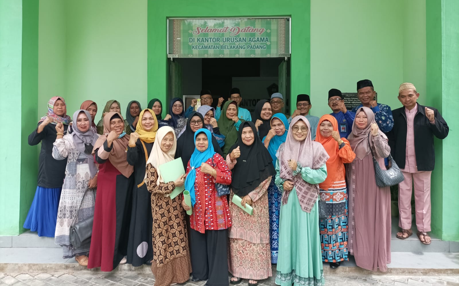 Naik Pompong, Kasi Bimas Islam dan Rombongan Lakukan Pembinaan dan Pengawasan ke KUA Belakang Padang
