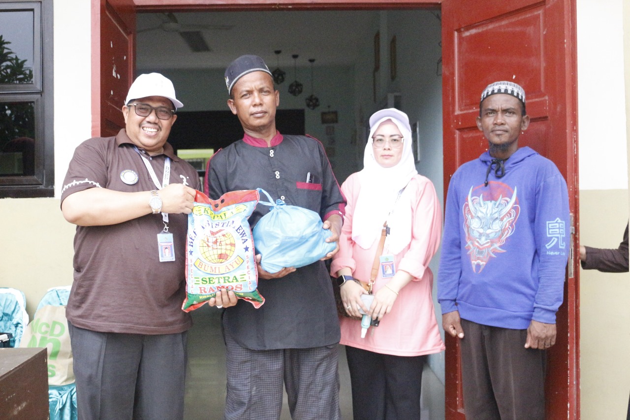 Kakankemenag Kota Batam Bersama Kasubbag TU Serahkan Sembako Dalam Rangkaian Kegiatan HAB Ke-78 Kemenag RI