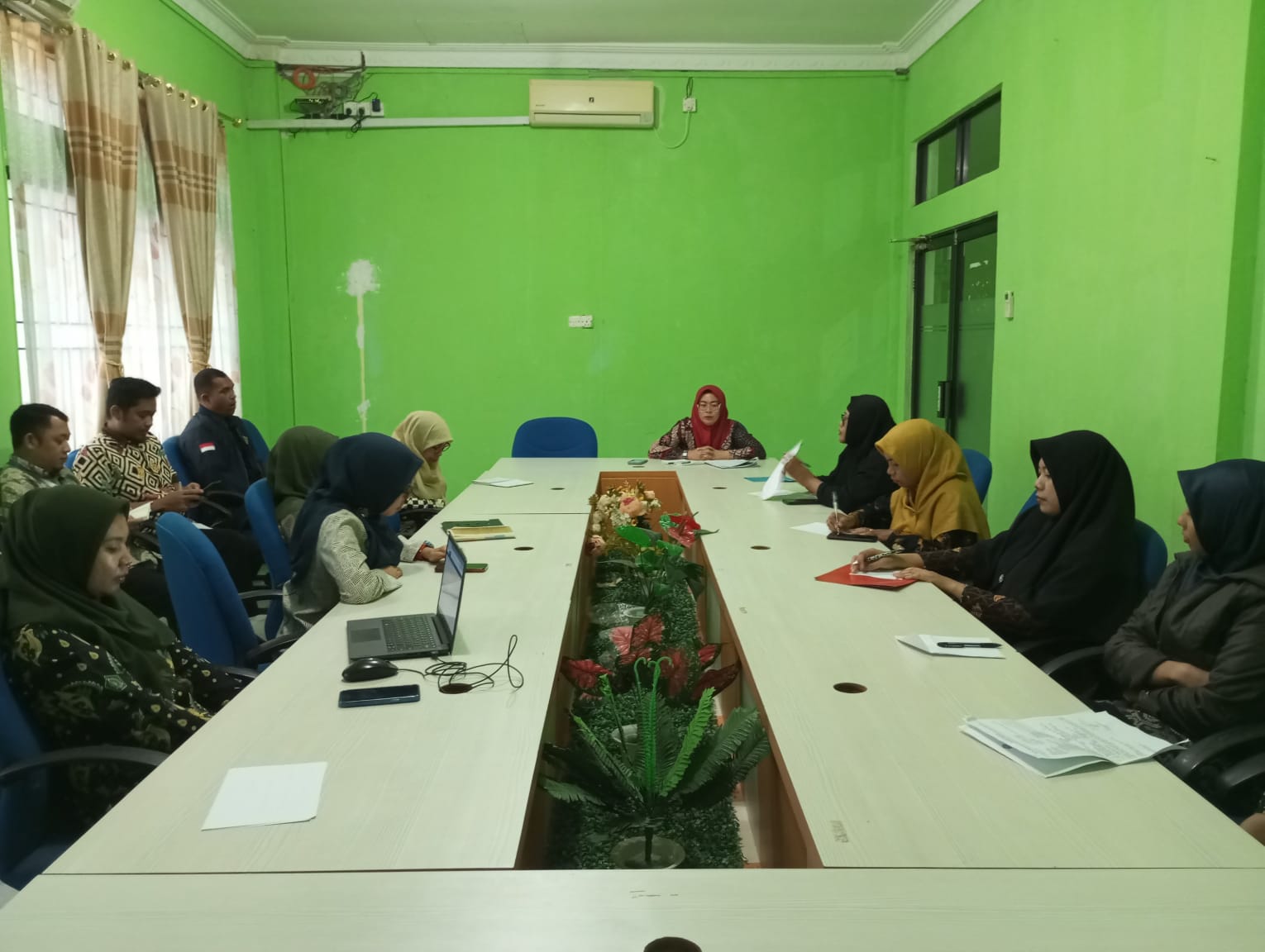 Kasubbag TU, Magdalena Silfia Pimpin Rapat Kinerja bersama Jajarannya