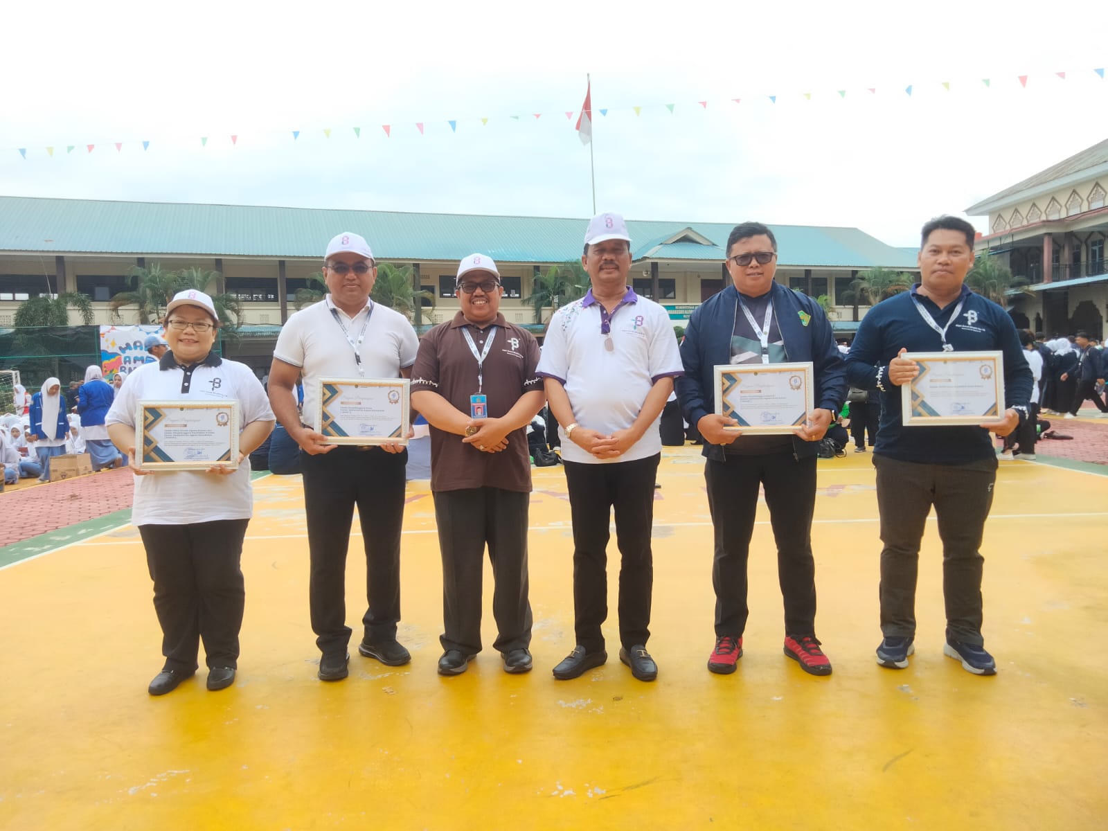 Walikota Batam Serahkan Piagam Penghargaan Satker Dengan Realisasi Anggaran Tertinggi
