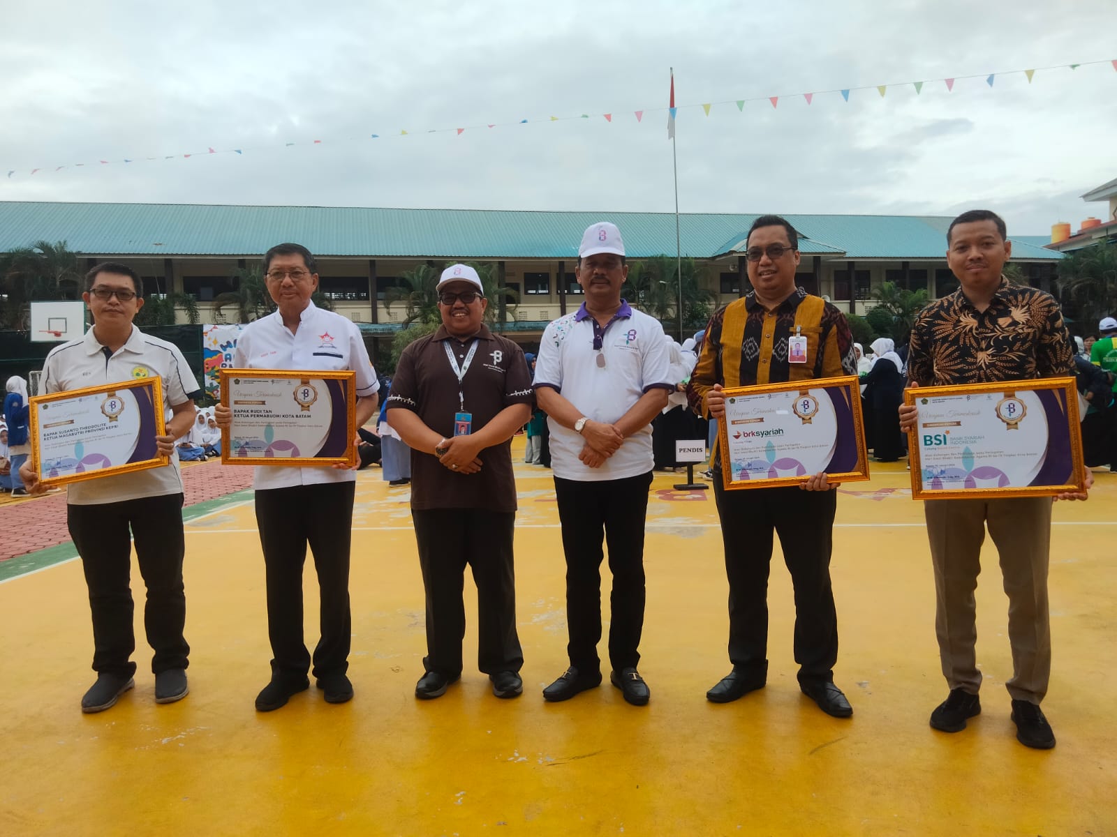 Walikota Batam Serahkan Piagam Penghargaan HAB Ke-78 Kemenag RI Pada Kankemenag Kota Batam