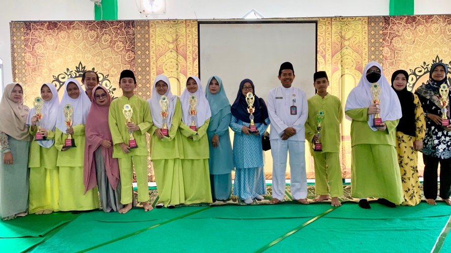 MTsN 1 Batam Bagikan Hasil Belajar Siswa