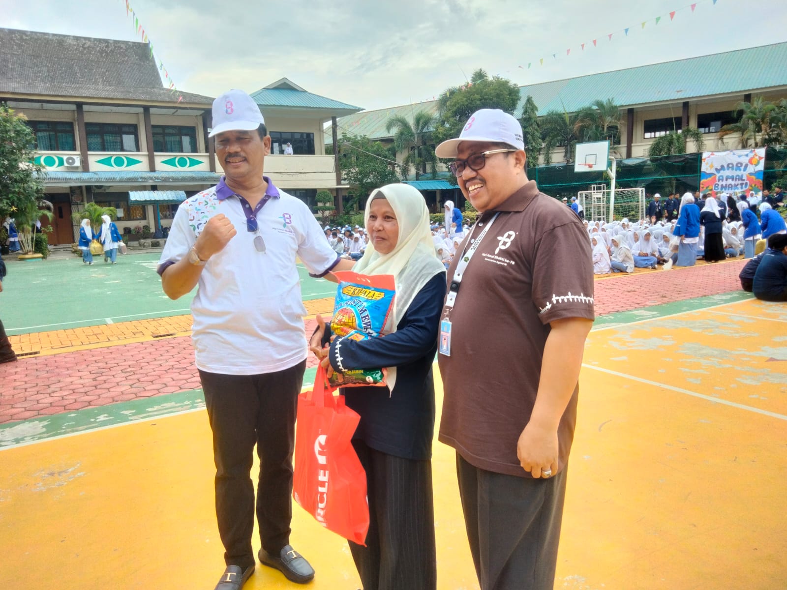 Sempena Peringatan HAB Ke-78 Kemenag RI, Petugas Kebersihan MAN Batam Terima Paket Sembako dari Walikota Batam